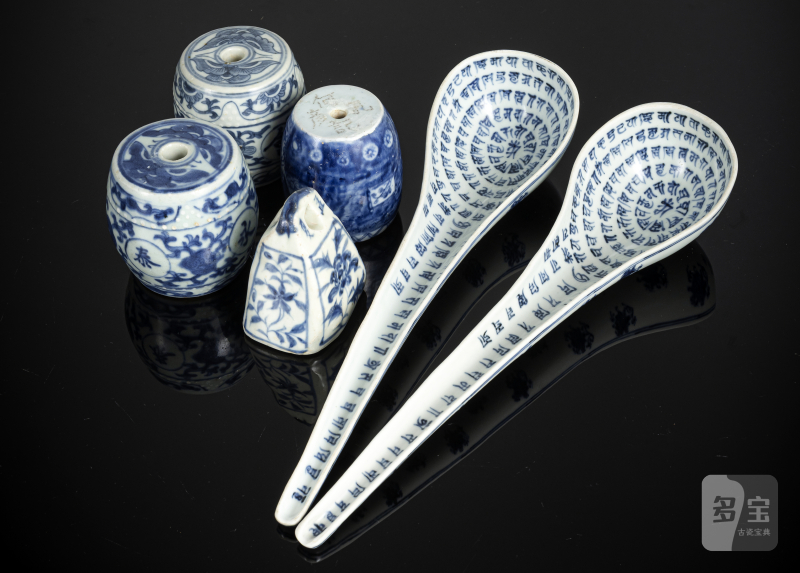 Four weights and two large porcelain spoons with underglaze blue lanca script decoration - 图3